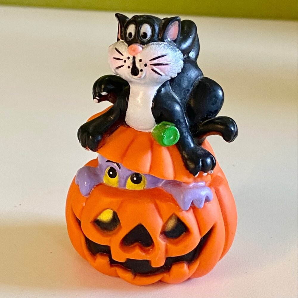 Vintage BEE 1991 Halloween Pumpkin Black Cat Plastic Toy Figure Jack O Lantern